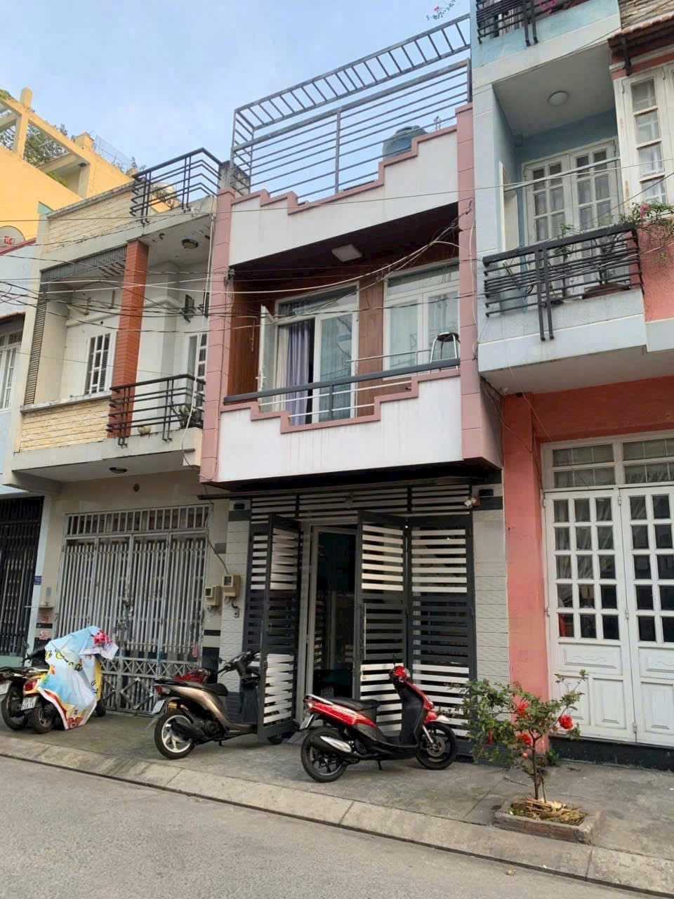Bán nhà Quận 8, 2 tầng, hẻm 8m, giá 4.65 tỷ - Vị trí đắc địa, tiện nghi