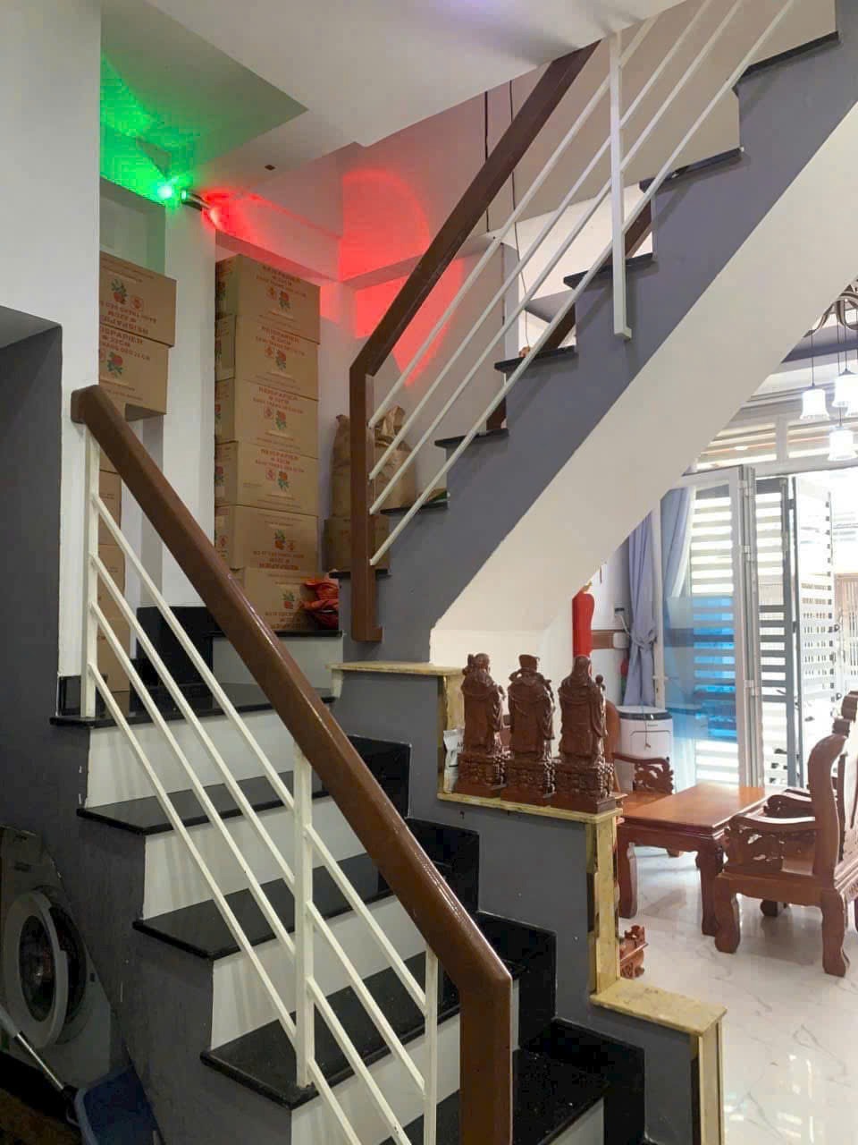 Bán nhà Quận 8, 2 tầng, hẻm 8m, giá 4.65 tỷ - Vị trí đắc địa, tiện nghi