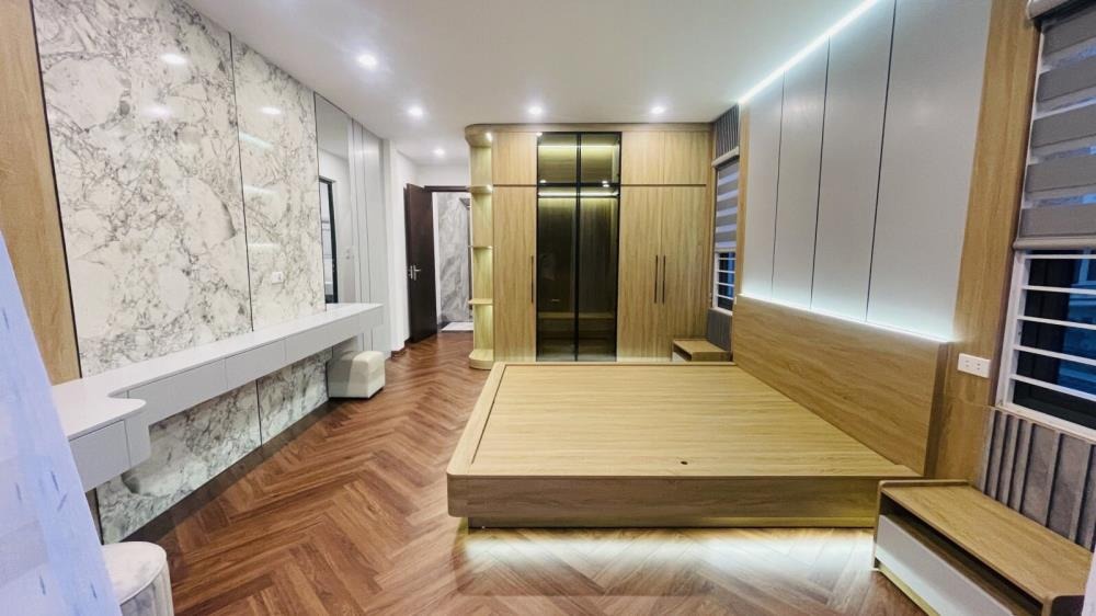 Bán nhà Thạch Bàn, Long Biên 41m2, 7 tầng, giá 10.6 tỷ - Vị trí đẹp, lô góc