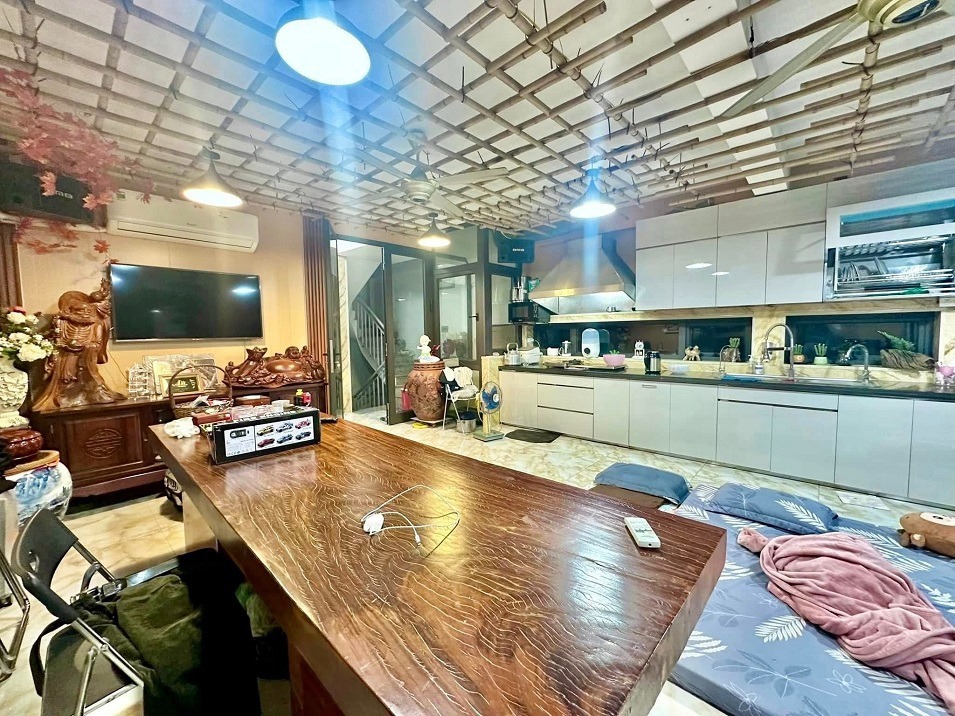 Nhà phố 7 tầng, thang máy, mặt tiền Khâm Thiên - Vị trí đắc địa, gần Hồ Linh Quang