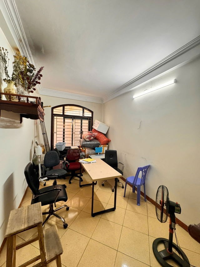 Bán nhà Lĩnh Nam - 31m² 5 Tầng - Full Đồ - Ô Tô Đỗ Cửa - Kinh Doanh - Giá Tốt