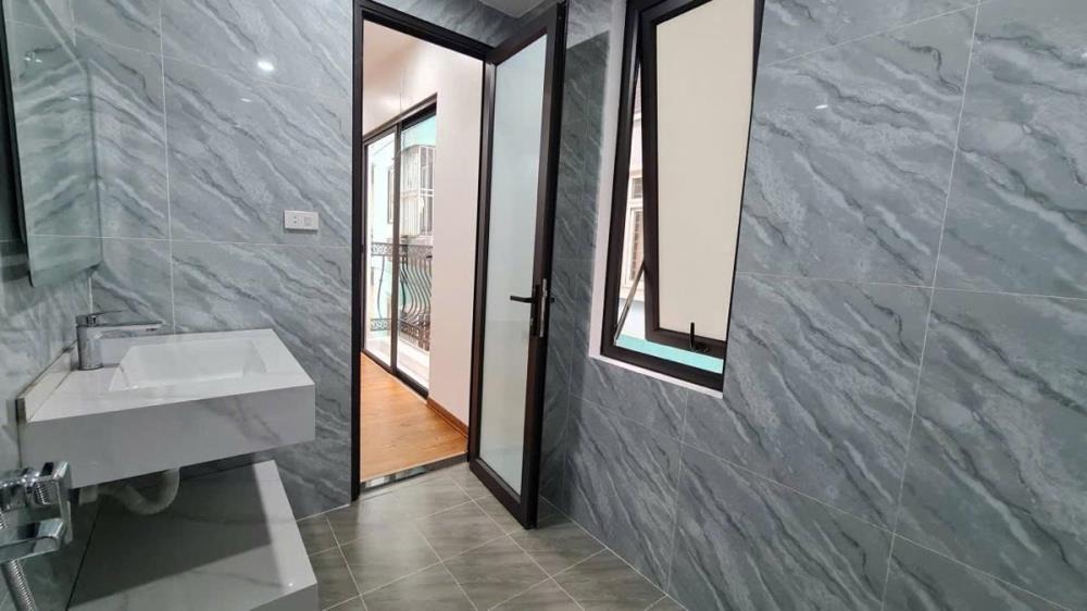 Bán Nhà Quận Cầu Giấy - 6 Tầng, Thang Máy, Mặt Tiền Rộng - Giá 9.5 tỷ