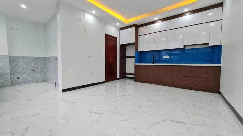 Bán Nhà Quận Cầu Giấy - 6 Tầng, Thang Máy, Mặt Tiền Rộng - Giá 9.5 tỷ