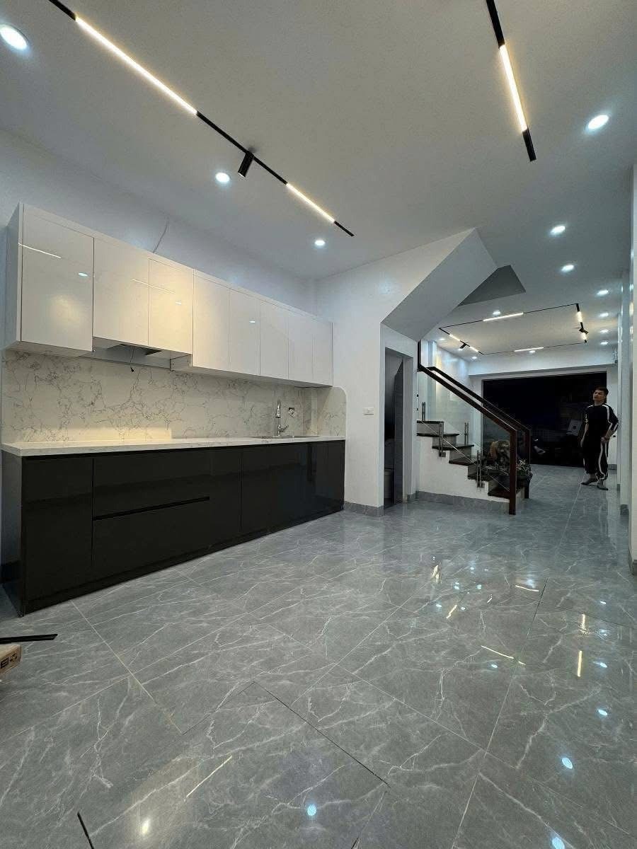 Bán Nhà Cầu Giấy 46m², 6 Tầng, Ô Tô Đỗ Cửa, Kinh Doanh Sầm Uất