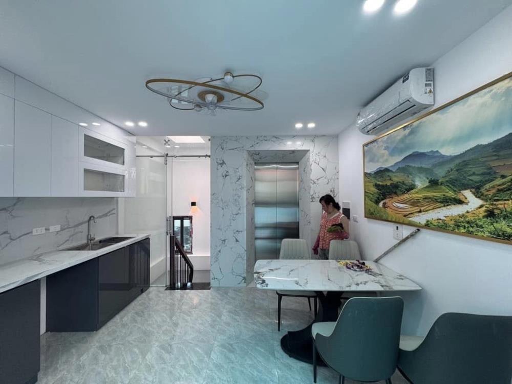 Nhà mới hiện đại, thang máy, nội thất sang trọng - Vị trí trung tâm, giao thông thuận tiện