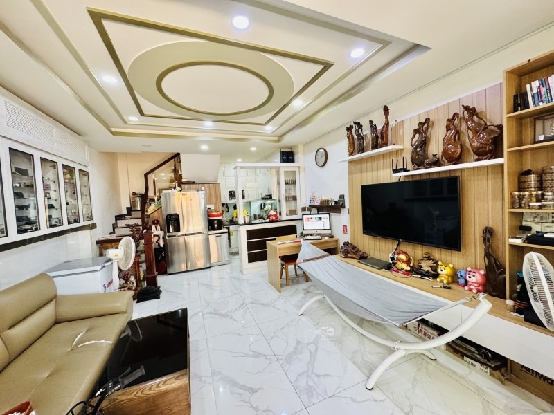 Nhà 5 Tầng Phan Đăng Lưu - Vị Trí Đắc Địa, Kinh Doanh Sầm Uất - 9.3 Tỷ TL
