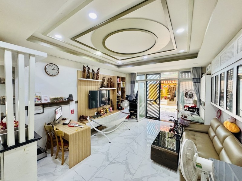 Nhà 5 Tầng Phan Đăng Lưu - Vị Trí Đắc Địa, Kinh Doanh Sầm Uất - 9.3 Tỷ TL