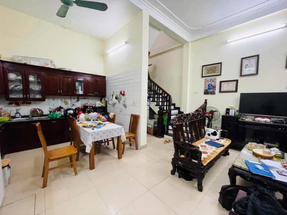 Bán nhà cầu giấy 39/43m2, 4 tầng, mặt tiền 6.2m, giá 12 tỷ - Vị trí đắc địa, giao thông thuận tiện