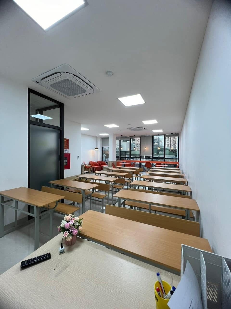 Dịch Vụ Cho Thuê/Bán Tòa Nhà Văn Phòng Hiện Đại Kiến Hưng - 7 Tầng, Thang Máy, 3 Oto