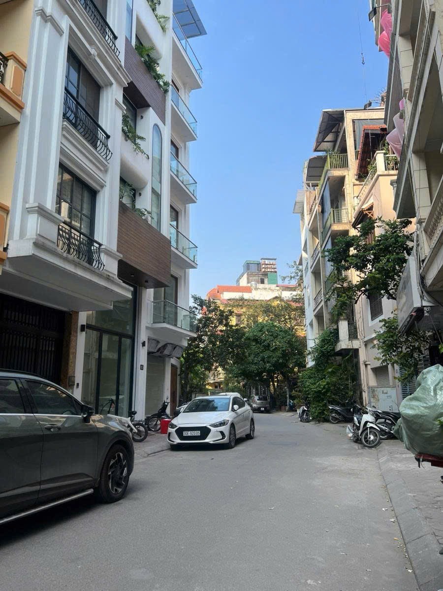 Bán Tòa Nhà Mặt Tiền Trung Kính - 180m² - 10m - Penthouse Đẳng Cấp