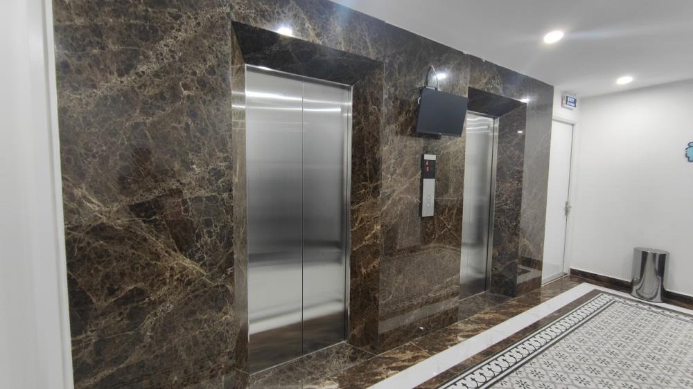 Bán Tòa Nhà Mặt Tiền Trung Kính - 180m² - 10m - Penthouse Đẳng Cấp