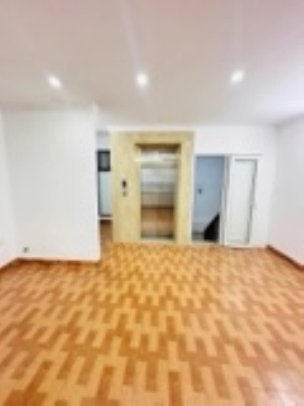 Bán nhà Lạc Long Quân, Cầu Giấy 55m2, 7 tầng, thang máy, ô tô tránh - Đầu tư/kin doanh