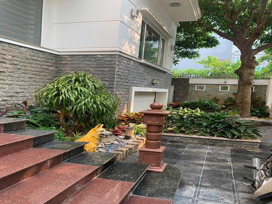 Bán Biệt Thự Vip Vườn Đào Tây Hồ: 206m2, Hầm, Sân Vườn - 99.8 Tỷ