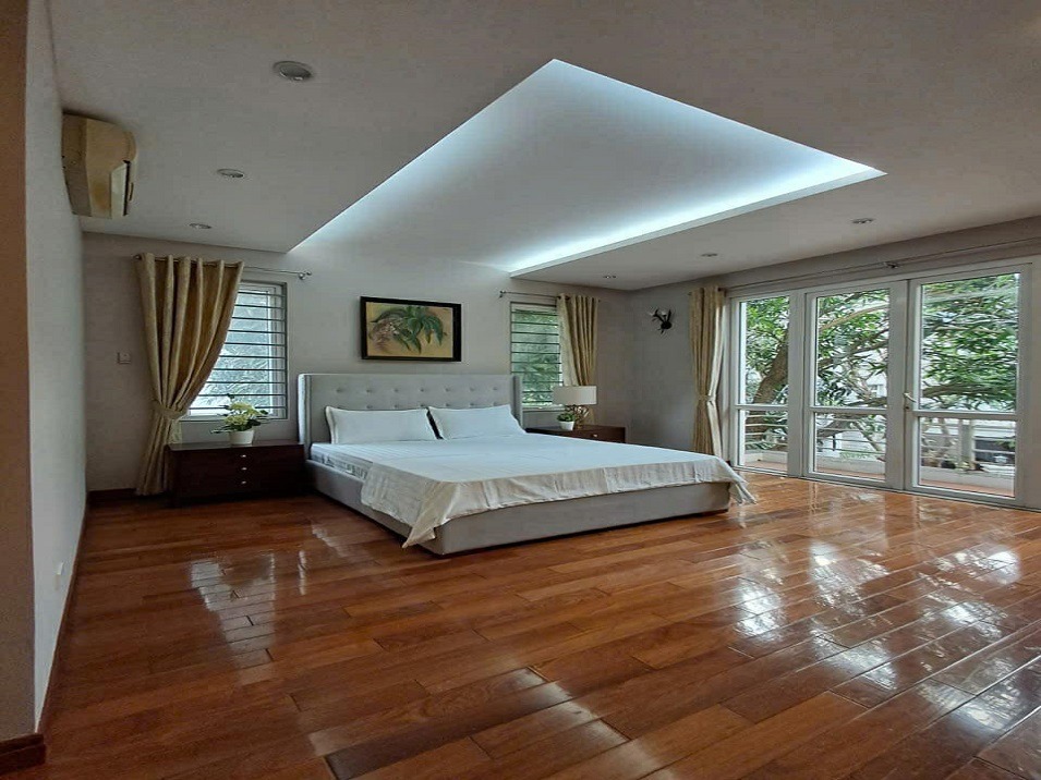 Bán Biệt Thự Vip Vườn Đào Tây Hồ: 206m2, Hầm, Sân Vườn - 99.8 Tỷ