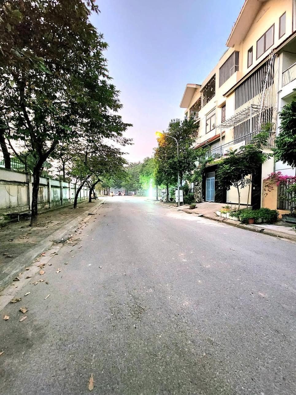 Bán Biệt Thự Phùng Khoang, Hà Đông: Mặt Tiền 7m, Thiết Kế Hiện Đại