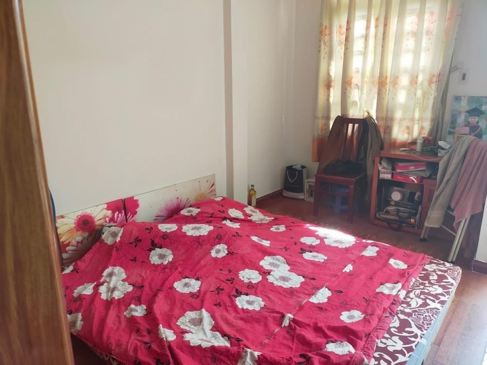Bán nhà Lạc Long Quân, Cầu Giấy: 4 Tầng, Gần Chợ, Ô Tô Vào