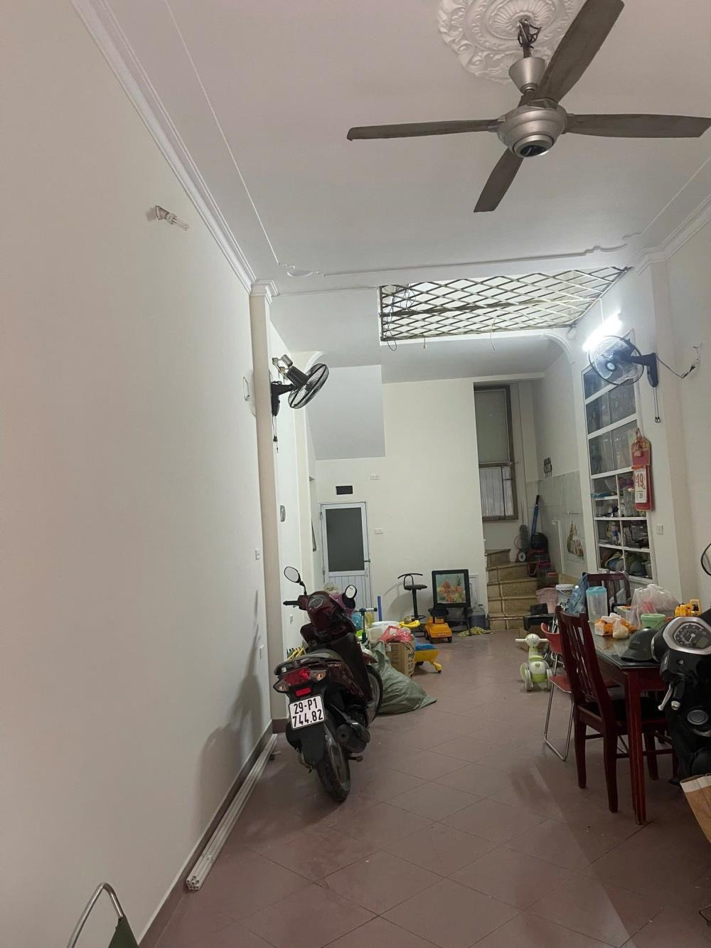 Bán nhà Lạc Long Quân, Cầu Giấy: 4 Tầng, Gần Chợ, Ô Tô Vào