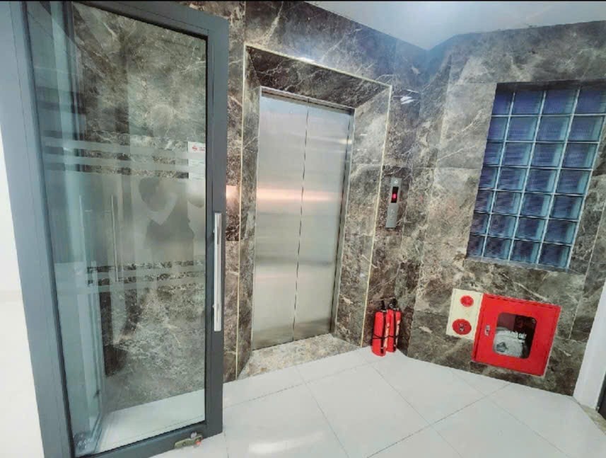 Bán Tòa Nhà VP Mặt Phố Tân Mai: 8 Tầng, Mặt Tiền Rộng, Vị Trí Đắc Địa