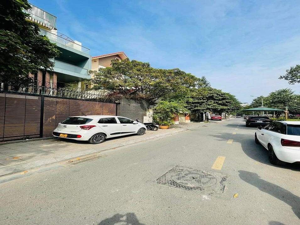Biệt Thự Siêu Vip Khu Lao Thành Cầu Giấy - 300m2 - Oto Đỗ Cửa - Giá 152 tỷ