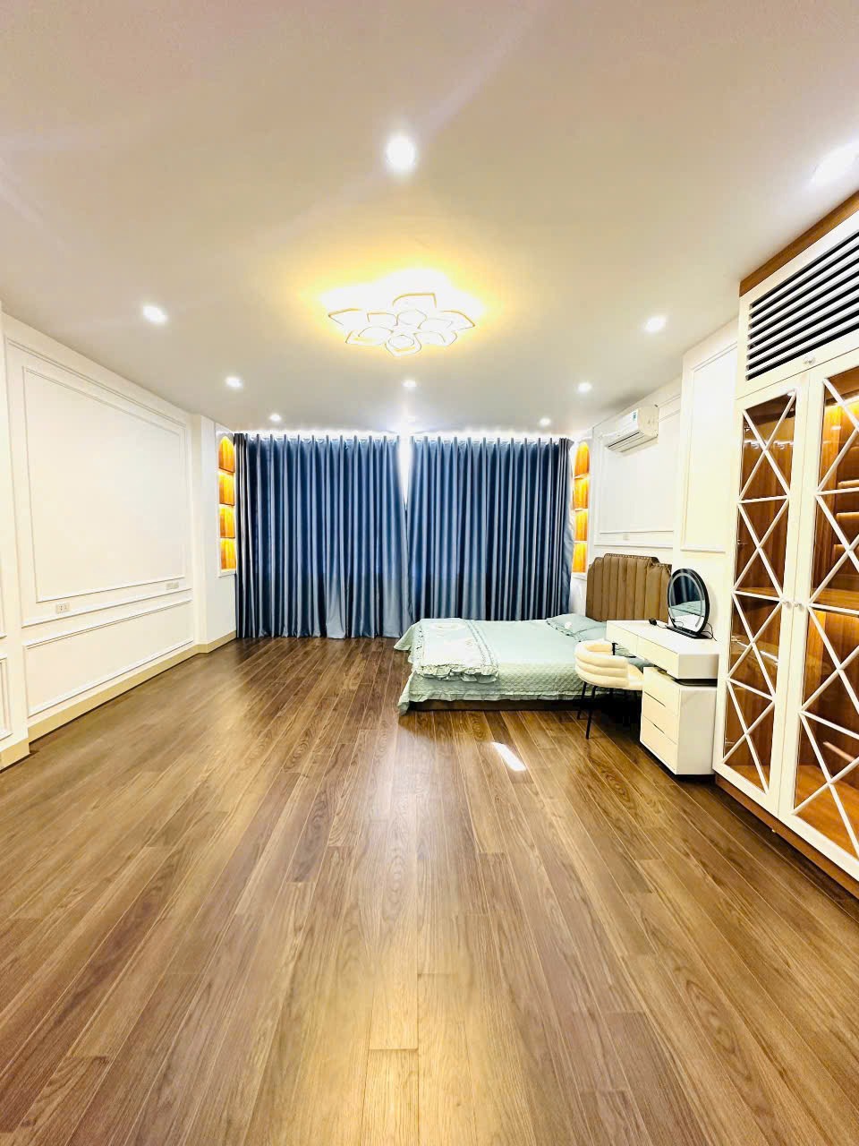 Bán Gấp LK Sân Bóng Mậu Lương: 60m2, 5 Tầng, 14.5 Tỷ - Vị Trí Đắc Địa