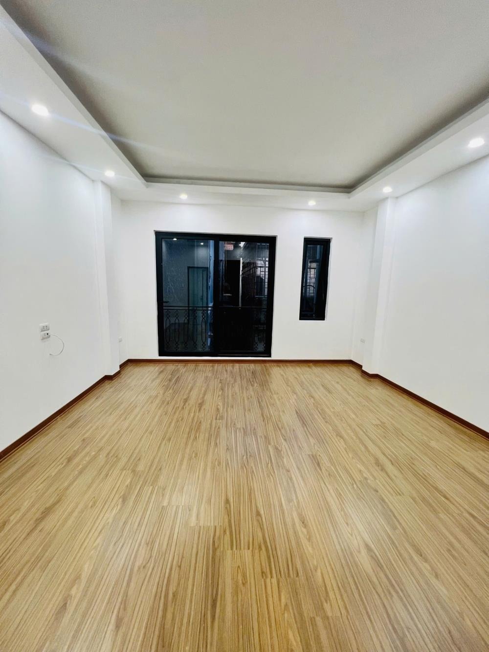 Bán Nhà Tôn Đức Thắng, Đống Đa: 39m2, 6 Tầng, 7.9 Tỷ, Thang Máy, Gần Phố