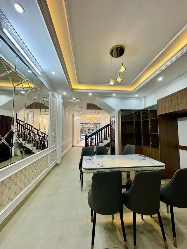 Mặt tiền Kinh Doanh Đắc Địa Văn Quán - 83m2, 4 Tầng, Giá 20.8 tỷ