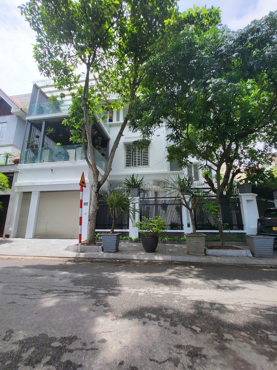 Biệt Thự Mặt Phố Cầu Giấy - 215m2, Mặt Tiền 13m - Kinh Doanh/Ở - Giá Tốt