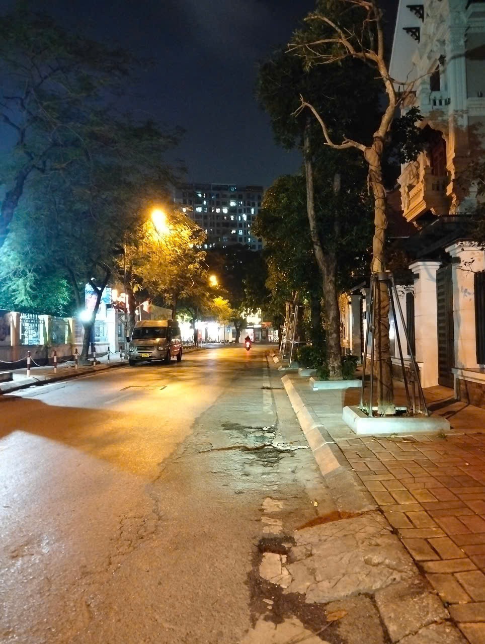 Bán Biệt Thự Phố Nguyễn Thị Thập, Cầu Giấy - 211m2, 4 Tầng, Mặt Tiền 13m