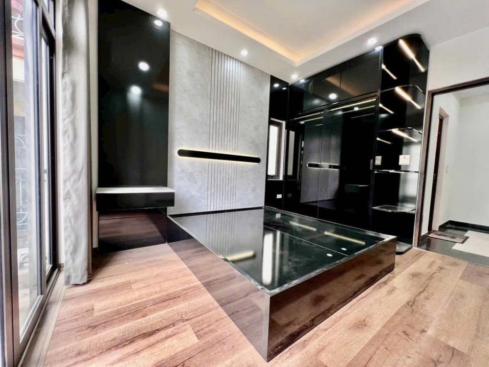 Bán Nhà Nguyễn Văn Cừ Lô Góc, Mặt Tiền 6.7m, Nội Thất Cao Cấp - 10.3 Tỷ