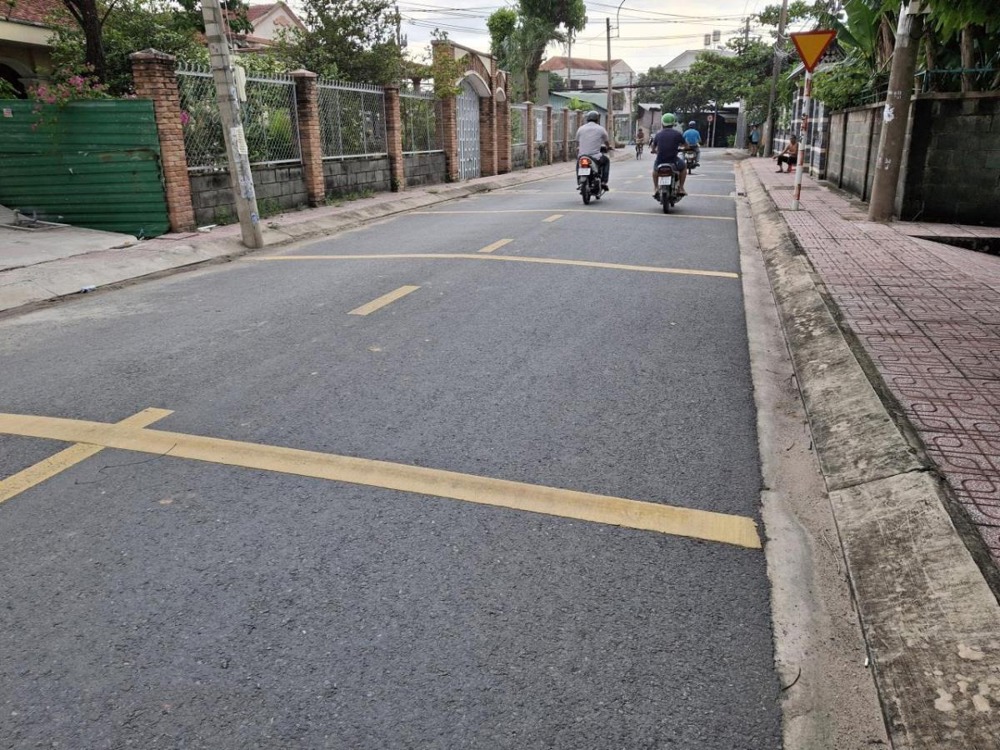 Nhà Mặt Tiền Tân Hiệp 8, 154m2, 4.2x38m - Giá 4.6 Tỷ (TL)