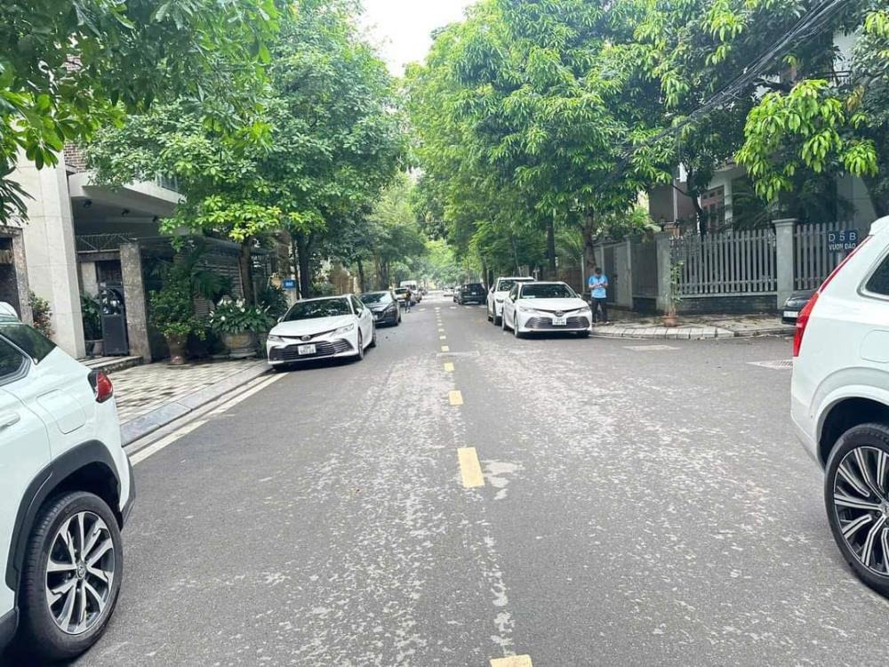 Bán Biệt Thự Vườn Đào Hà Nội: 250m2, View Vườn Hoa, Giá 100 Tỷ
