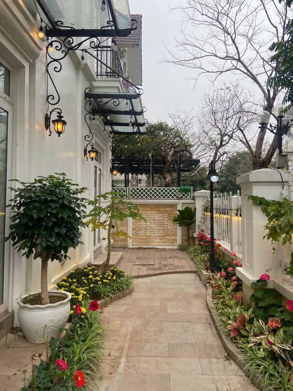 Cần Bán Gấp Biệt Thự Tây Hồ 200m2, Mặt Tiền 13.5m, Giá Tốt