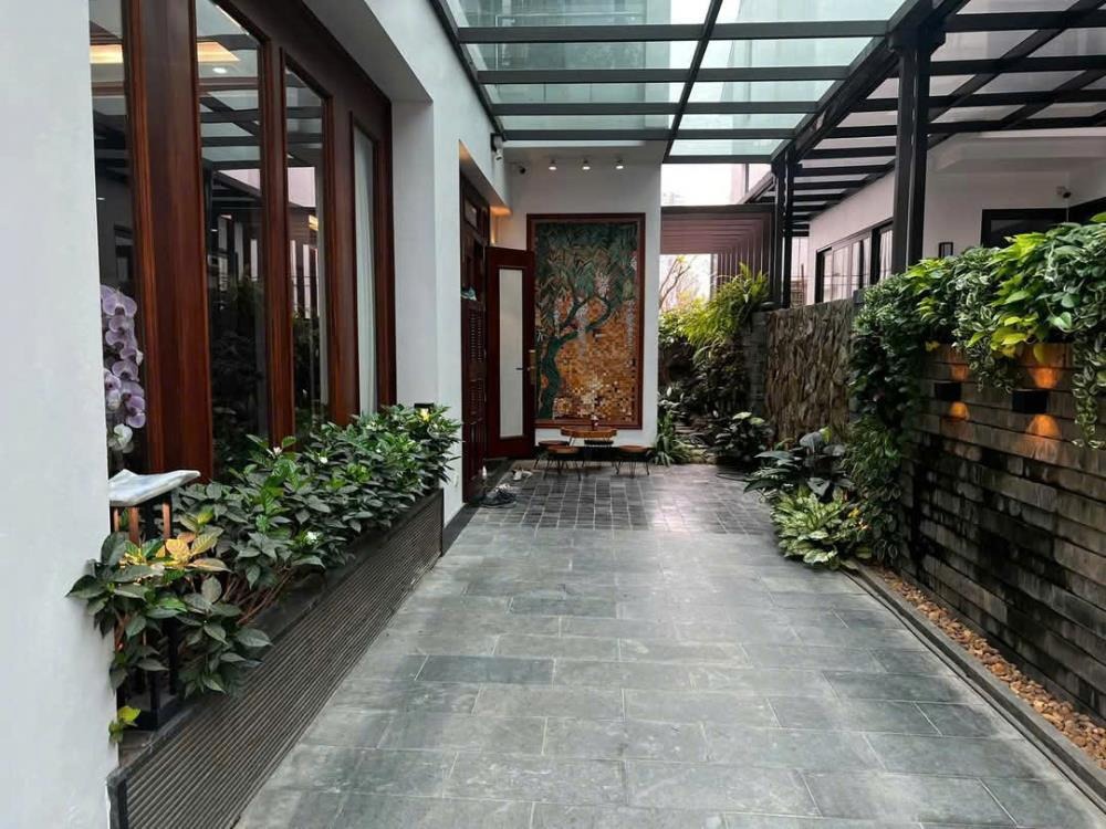 Biệt thự Dịch Vọng Hậu - Lô góc 2 mặt đường - 250m2 có hầm - Giá 100 tỷ