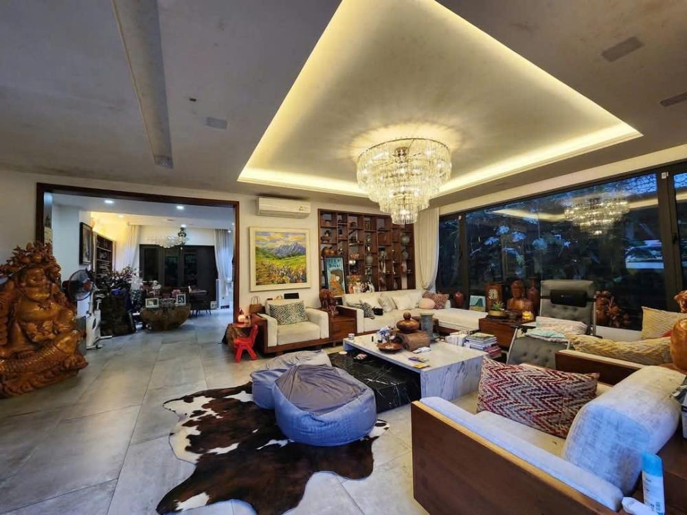 Biệt thự Dịch Vọng Hậu - Lô góc 2 mặt đường - 250m2 có hầm - Giá 100 tỷ