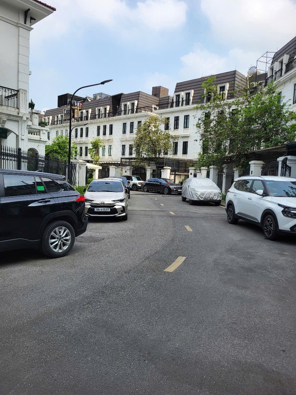 Biệt Thự Mặt Phố Tây Hồ 303m2 - Vị Trí VIP, Giá 200 Tỷ