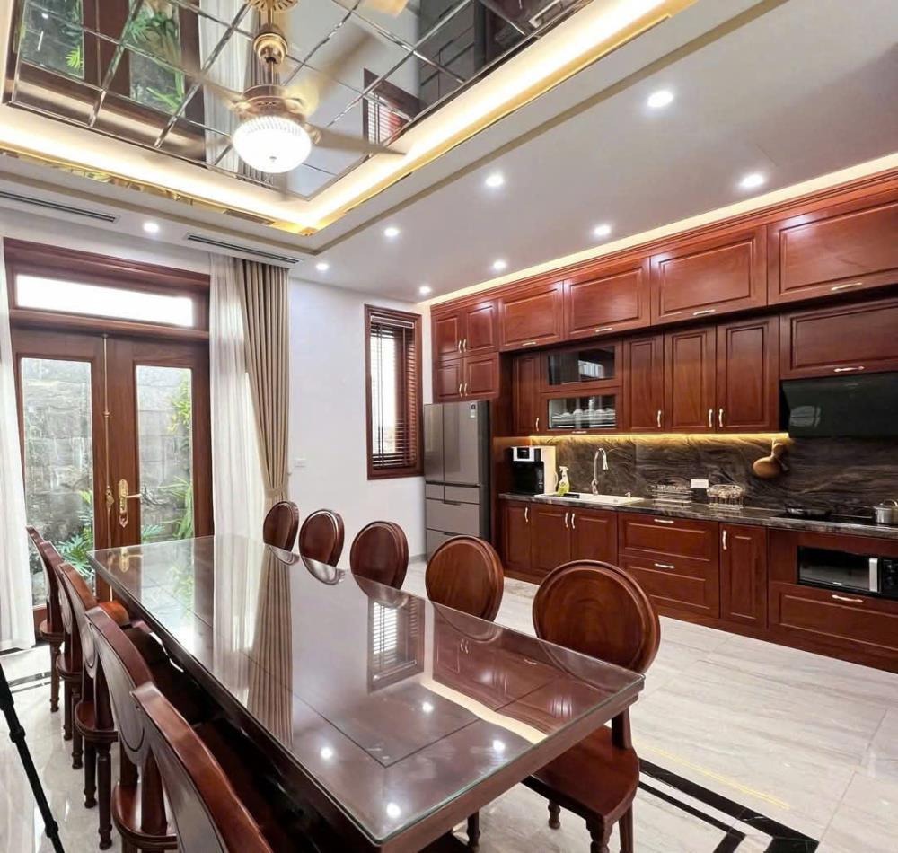 Bán Biệt Thự Phố Dịch Vọng: 255m2, Mặt Tiền Lớn, Giá 100 Tỷ