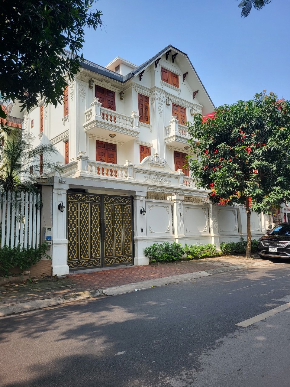 Bán Biệt Thự Phố Dịch Vọng: 255m2, Mặt Tiền Lớn, Giá 100 Tỷ