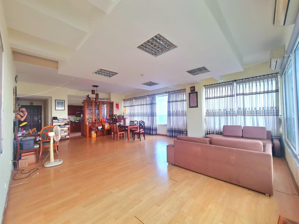 Bán nhà mặt phố Lạc Long Quân: 290m2, 2 mặt tiền, giá 131 tỷ - Vị trí đắc địa