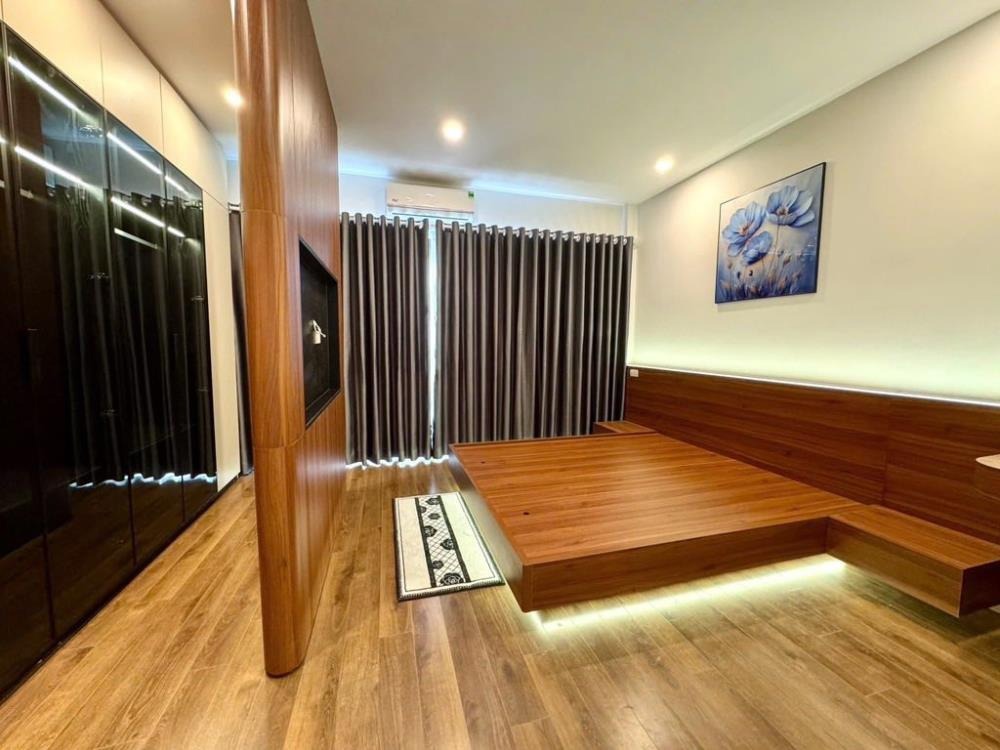 Bán Gấp Nhà Phố 6 Tầng, Thang Máy, Gara Ô Tô, Nội Thất Full - Long Biên