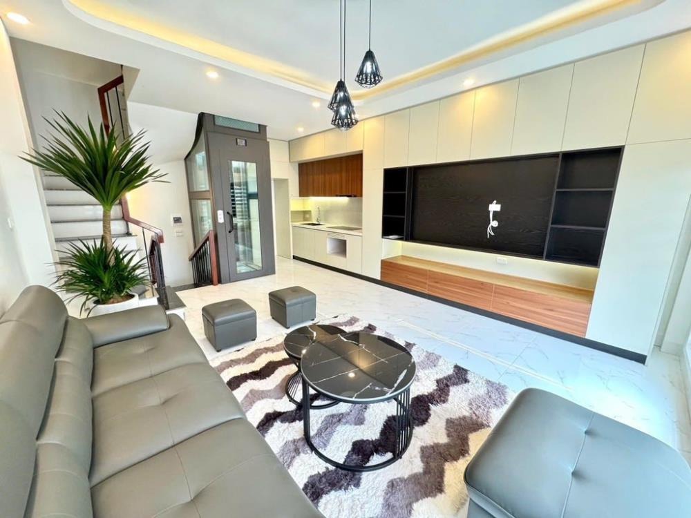 Bán Gấp Nhà Phố 6 Tầng, Thang Máy, Gara Ô Tô, Nội Thất Full - Long Biên