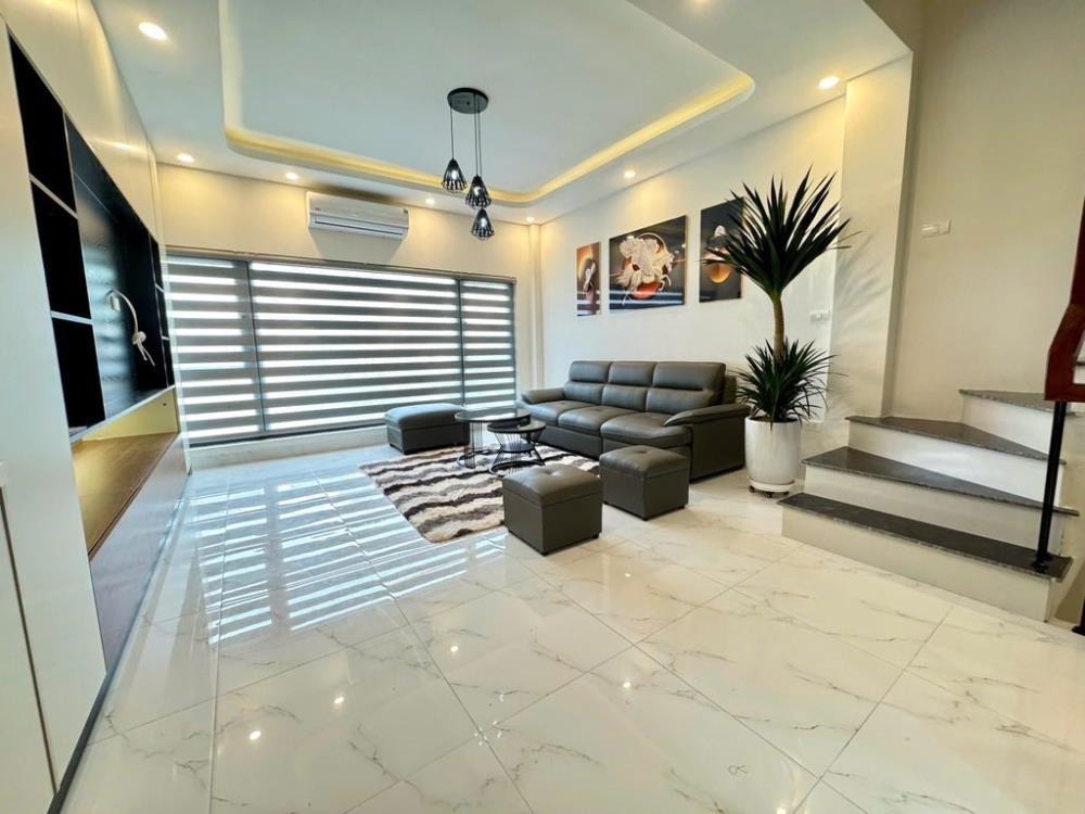 Bán Gấp Nhà Phố 6 Tầng, Thang Máy, Gara Ô Tô, Nội Thất Full - Long Biên
