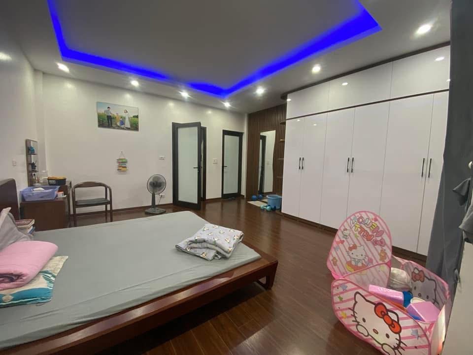 Bán nhà riêng Cầu Giấy - 43m2 - 5 Tầng - Oto vào nhà - Giá 12 tỷ (TL)