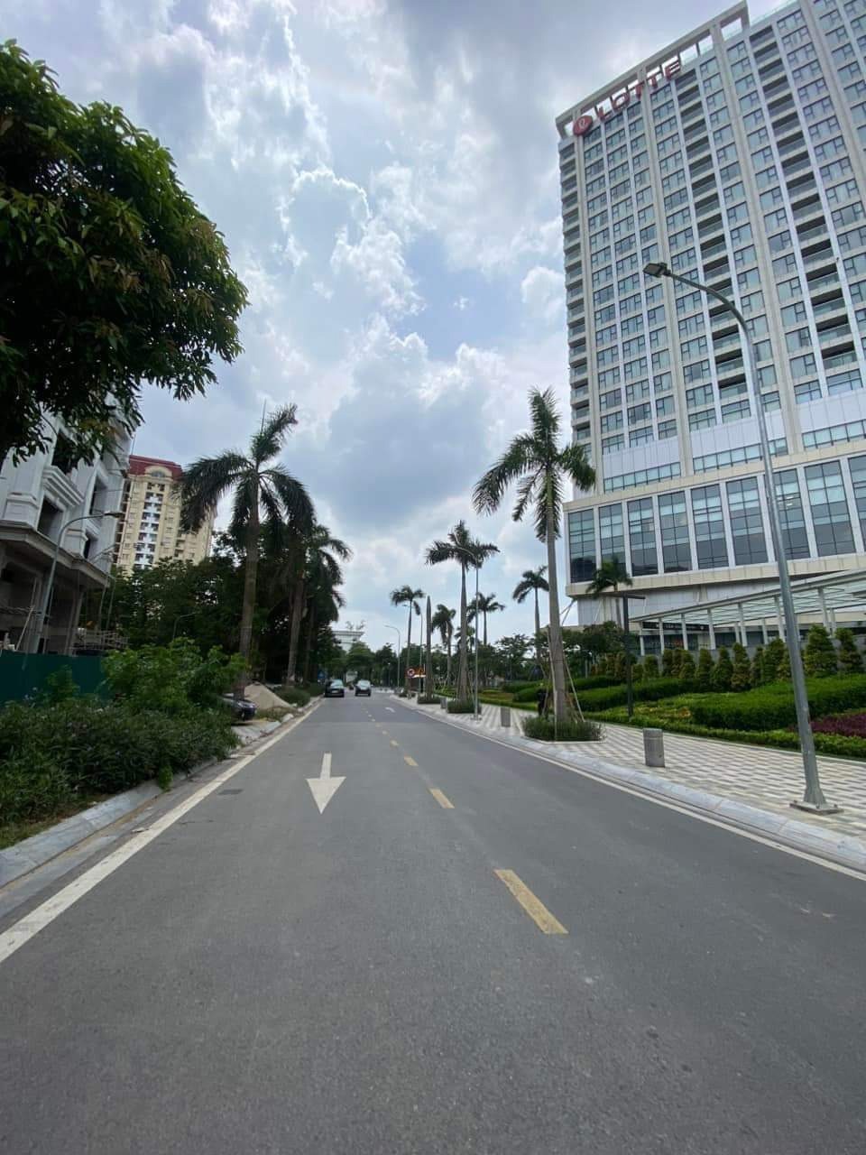 Bán nhà mặt phố Lạc Long Quân - View Lotte - 280m2 - Mặt tiền 20m - Giá 212 tỷ