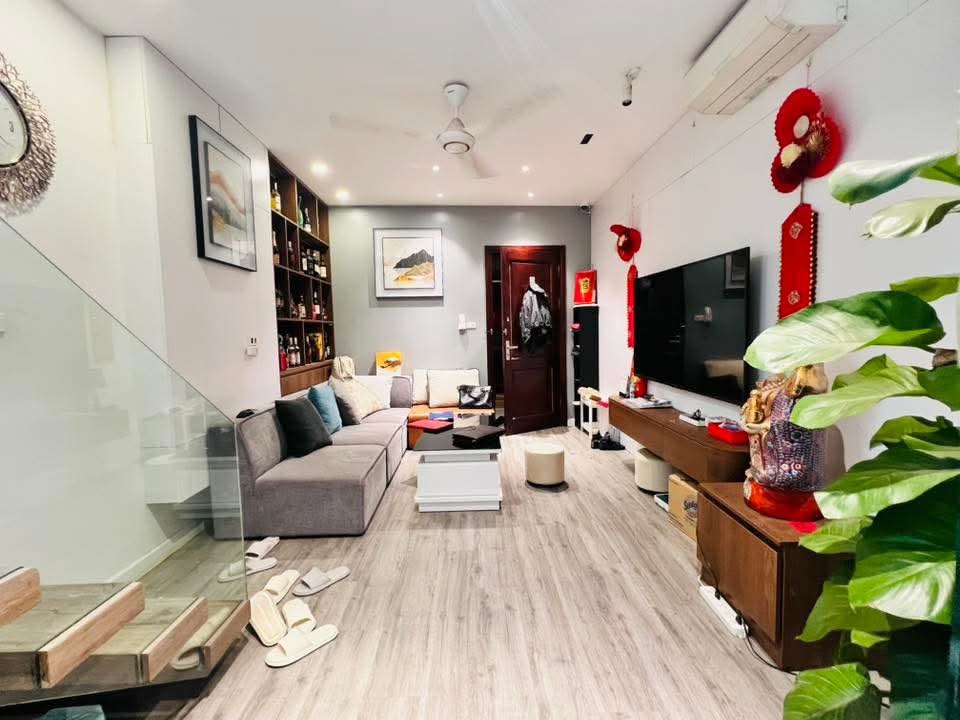 Nhà Đê La Thành - Đống Đa: 7 Tầng, Thang Máy, Kinh Doanh Sầm Uất - Giá 16.76 Tỷ