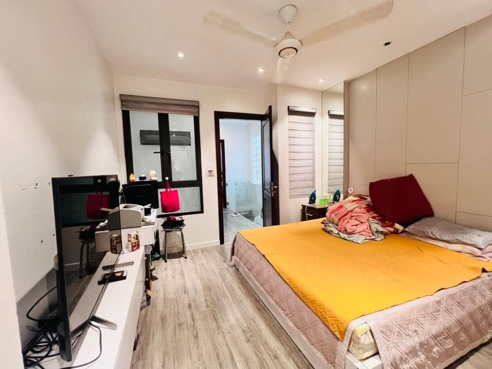 Nhà Đê La Thành - Đống Đa: 7 Tầng, Thang Máy, Kinh Doanh Sầm Uất - Giá 16.76 Tỷ