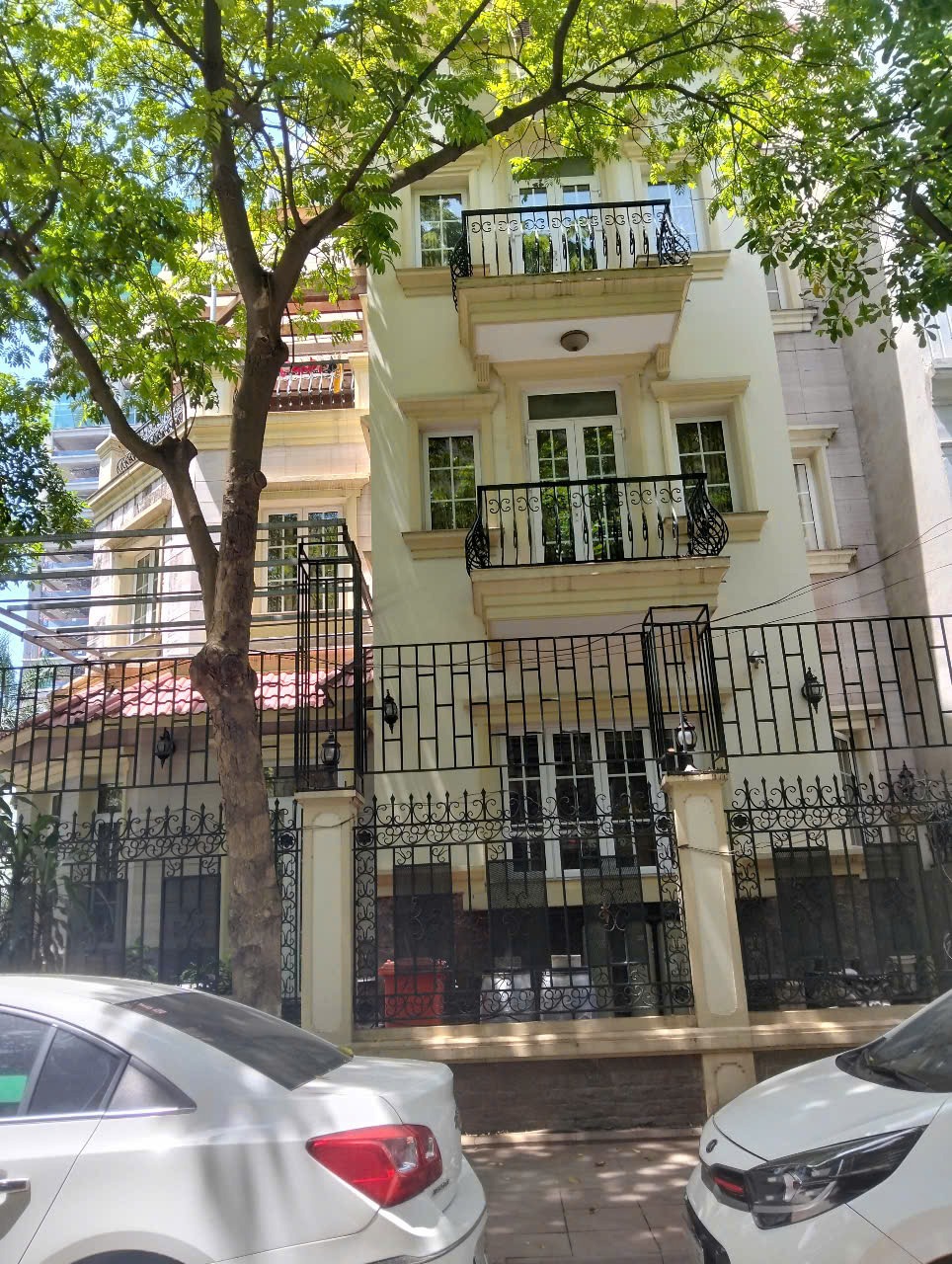 Bán Biệt Thự Phố Độc Đáo, 236m2, 5 Tầng, Lô Góc, Quận Cầu Giấy - Giá 130 Tỷ
