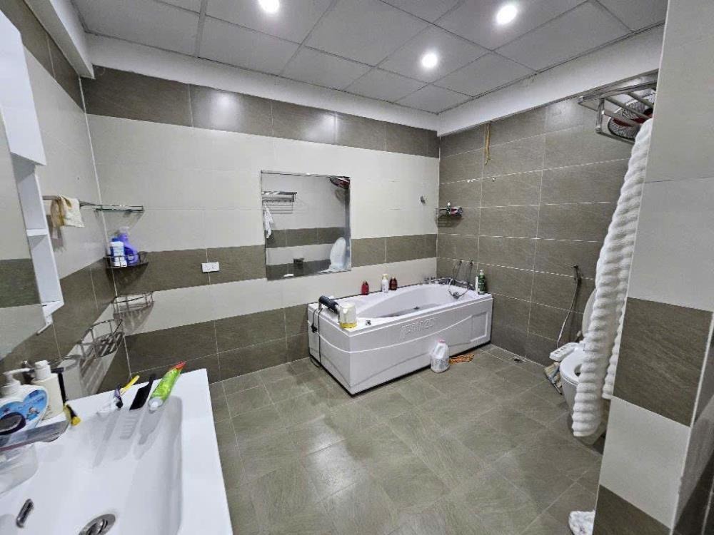 Bán Gấp Căn Hộ 196m2 Cao Cấp, 3PN, Full Nội Thất Tại Trung Tâm Cầu Giấy - 6.4 Tỷ