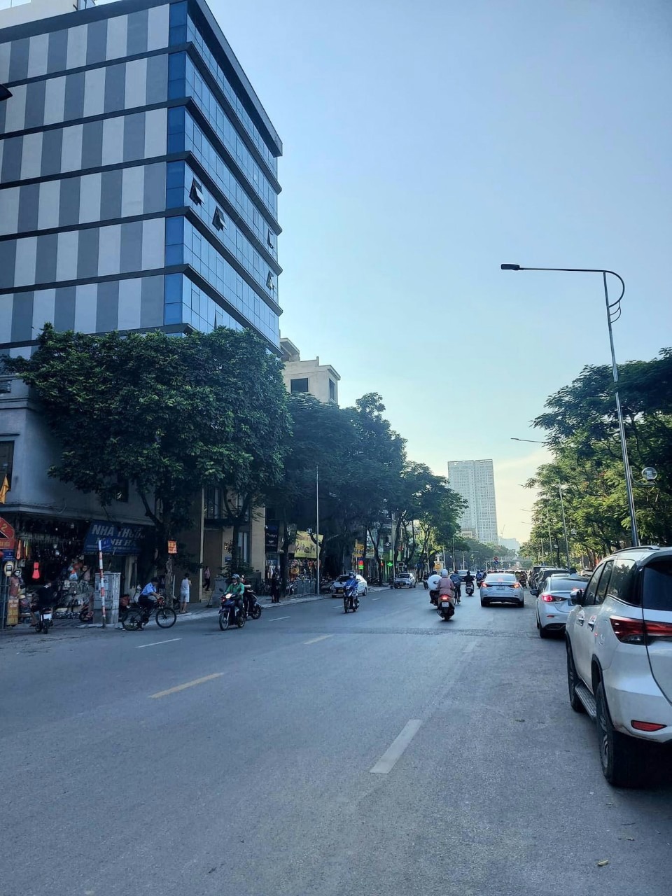 Cần Bán Tòa Building 10 Tầng, 2 Hầm, Vị Trí Đắc Địa - 320 Tỷ