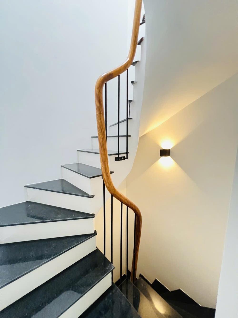Nhà Cát Linh - Đống Đa 37m2, 7 Tầng, Mặt Tiền 4.5m, Giá 14.6 Triệu/m2
