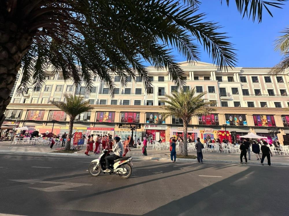 Cho Thuê Nhà Phố Thương Mại Broadway Vinhomes Grand Park - Mặt Tiền Đường Chính